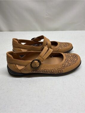 Beartraps Tan Color Garmyn Flats Women's Size 6M NWOT